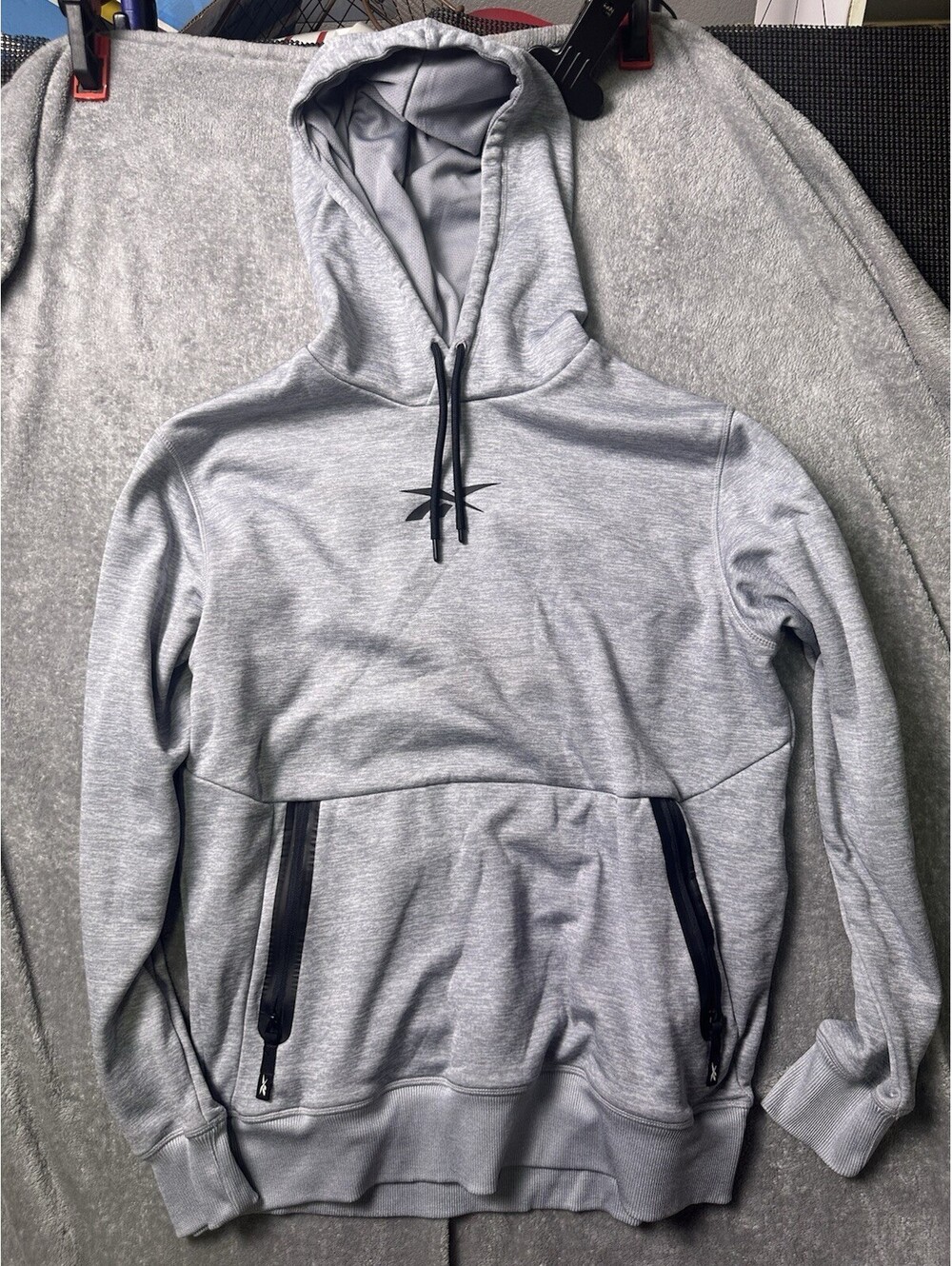 Reebok Hoodie Mens Medium Gray Pullover Performance Athletic Gym Logo Sweatshirt